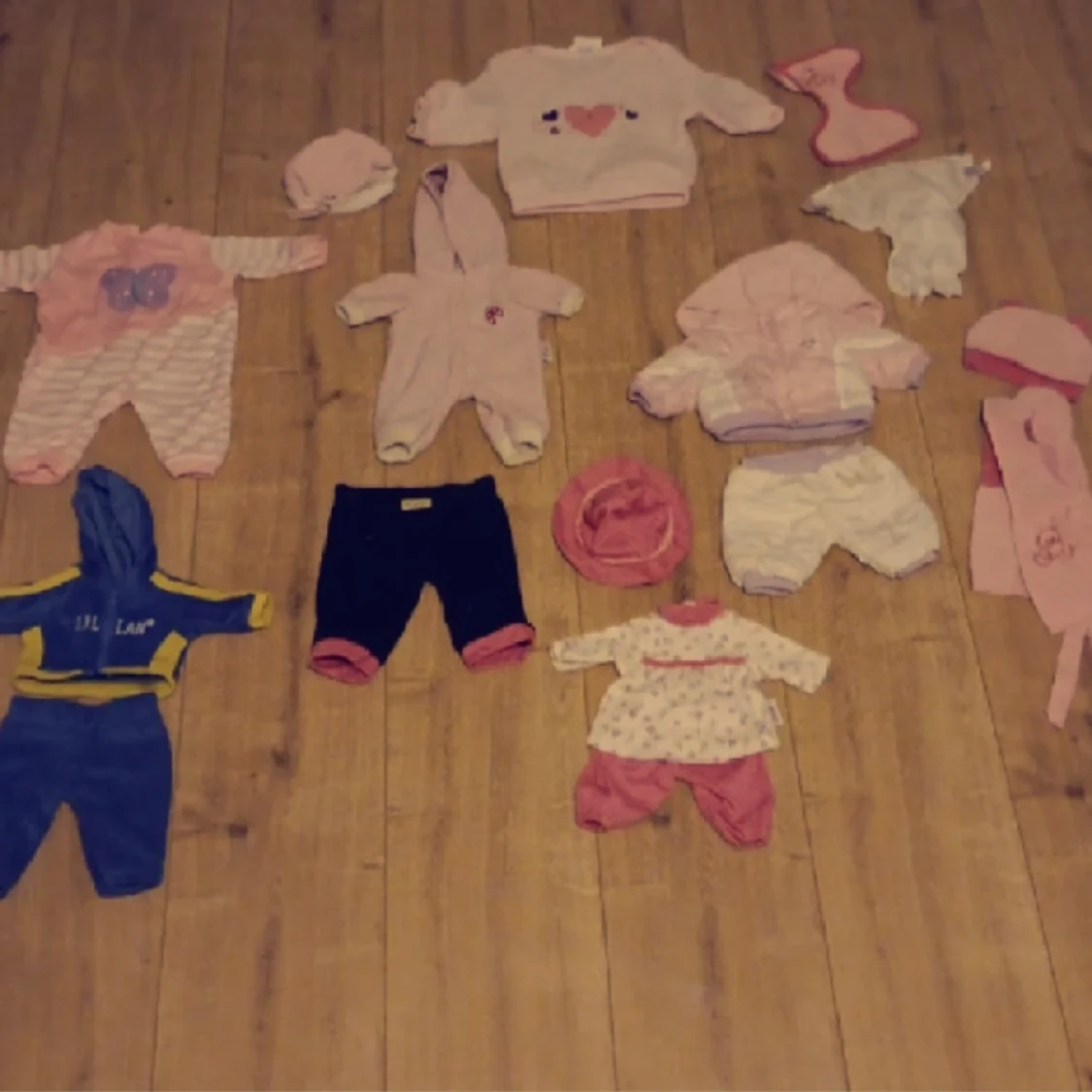 Dockor,dockkläder och två babylifts - 91