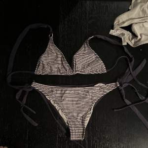 Fin bikini som är lila randig, köpt i kroatsien så ingen koll på märket. (Skriv för mer bilder) 💕