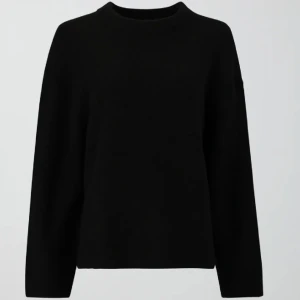 stickad tröja  - världens gosigaste tröja från gina, vida ärmar och gjord i ull så perfekt nu till vintern, köpte fel storlek så kollar här innan jag lämnar tillbaka 💞 helt oanvänd med prislapp och allt kvar 