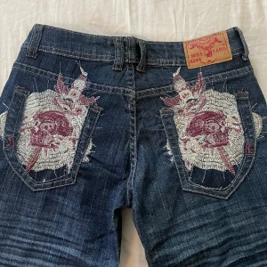 feta jeans - använd köp nu!💋 midja:75 innerben:84, helt nya med tags