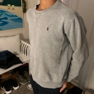 Ralph lauren Sweatshirt - Säljer nu min riktigt fina Ralph Lauren Swratshirt i storlek S (TTS)  Tvättad enligt tvättinstruktionerna, skriv för fler frågor. Mvh Philip