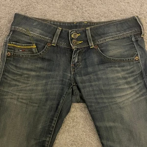 Lågmidjade jeans - Jättefina lågmidjade bootcut jeans som är använda max 4 ggr men inga defekter. Skriv vid frågor elr bilder💕