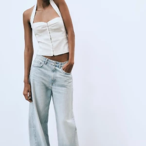 Supersnygg topp från Zara  - Såå snygg topp från Zara!! Till fest eller en sommardag🤍🤍 Perfekt skick, endast använd 1 gång. Slutsåld i XS hos Zara. ❣️❣️ *Lånade bilder*