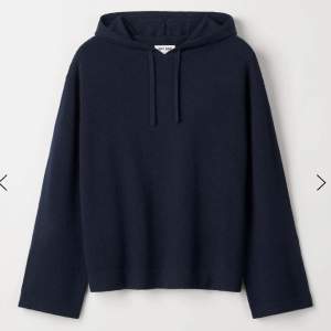 Mörkblå soft goat hoodie i storlek S, helt ny! Slutsåld på hemsidan, säljer för 1200. Nypris: 2800kr. Fri frakt!! Priset kan diskuteras