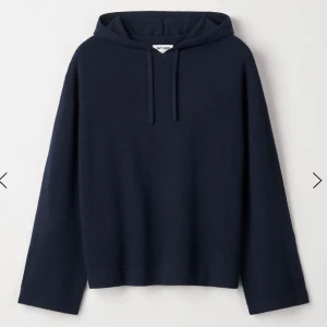 Soft goat hoodie - Mörkblå soft goat hoodie i storlek S, helt ny! Slutsåld på hemsidan, säljer för 1200. Nypris: 2800kr. Fri frakt!! Priset kan diskuteras