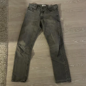 Jack & Jones jeans - Nu säljer jag mina Jack & Jones jeans. Dessa är väldigt trendiga nu och väldigt bekväma att ha under vintern, de passar perfekt till pufferjackets. Skicket på jeansen är bra förutom lite trådar längst ner vid jeansen. Men man kan klippa bort de
