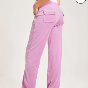 Juicybyxor - Säljer nu mina älskade juicybyxor så jag tycker att de är lite för långa för mig. Hur mjuka som helst men dock lite smutsiga längst ner vi fötterna. Skriv privat för mer information och bilder. Kan även tänka mig att byta.🩷🩷