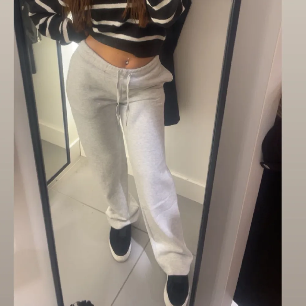 Super snygga grå mjukis ifrån ginatricot! köpta för 299kr för ca  3 månader sedan, super sköna och varma ! 💞. Jeans & Byxor.