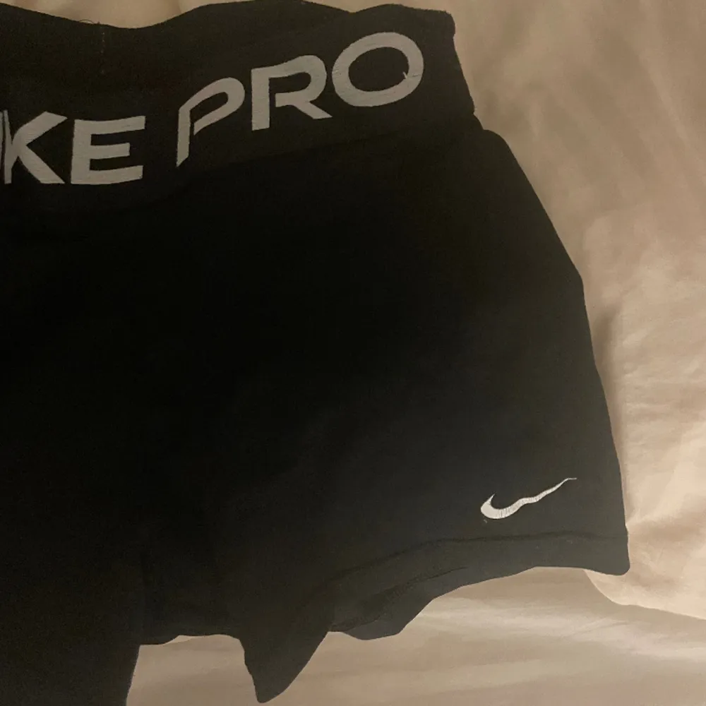 Jätte snygga Nike pro shorts i svart! Använd fåtal gånger och inga defekter. Säljer för att dom tyvärr har blivit försmå. Köpt för 430! Pris kan diskuteras vid snabb affär.. Shorts.