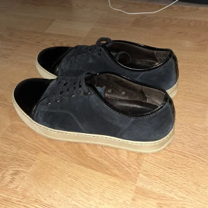 Lanvins Skor - Hej. Intresse koll på mina Lanvins i size 42/43. Uk 8. Skicket är 7/10 och färgen är navy blue. 🤙🏽 hör av er för fler frågor.