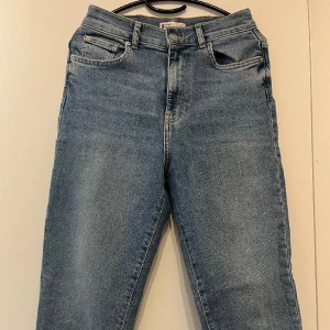 Comfy mom jeans - Comfy mom jeans från ginatricot i storlek 38. Väldigt sköna och stretchiga! Säljer så de inte kommer till användning längre