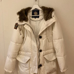 Vinterjacka -  Knappt använd, nästan som ny! ☀️