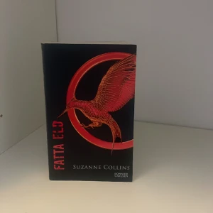Fatta eld av Suzanne Collins  - Bok i bra skick som är utläst men, mycket fin och inga skador eller veck i boken. Kolla in min profil för fler böcker🫶🏼