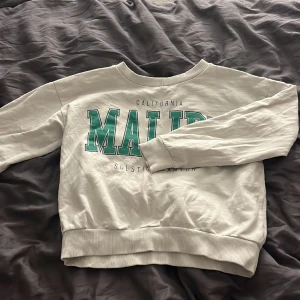 Tröja 134/140 - Den är i bra skick förutom att den har en liten fläck på magen. Pris kan diskuteras. (Jag står inte för skarv i posten)!!! 