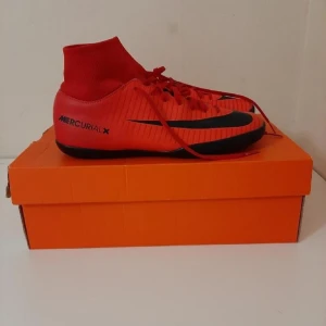 Fotbollsskor Nike MercurialX - Nike MercurialX Victory DF fotbollsskor för spel innomhus. Storlek 39. Skorna är i jättefint skick och är endast använda ett fåtal gånger.