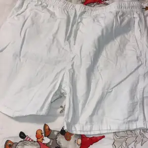 Ett par vita shorts som jag aldrig har använt. 