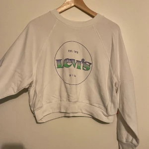 Levis tröja  - Köpt för något år sedan, använd 1 gång och har inte kommit till nytta. Inte så tjock i materialet och den är som ny. 