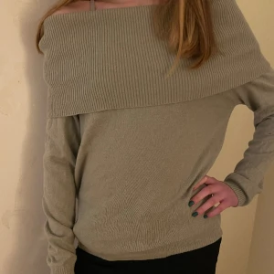 Off shoulder tröja - Säljer denna riktig snygga och sköna Off shoulder tröjan!! Tröjan har använts flitigt men har inga defekter❤️Skriv för fler bilder🥰