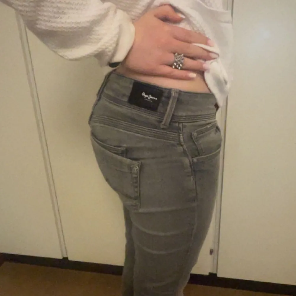 intressekoll på dessa skit snygga pepe jeans 🙏🏼. Som referens så är jag runt 160 och dom är aningen för långa. Skicka gärna in pris förslag !!. Jeans & Byxor.