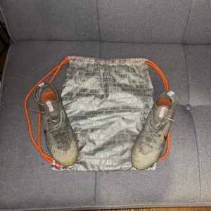 Nike Mercurial Elite  - Använda ett fåtal träningar säljer då de inte passade min fot som jag ville. Gammal modell vilket gör att nypriset nu ligger på cirka 4000kr. Tvättas självklart innan de skickas. Hör gärna av er vid frågor, funderingar eller intresse.🤝👍  