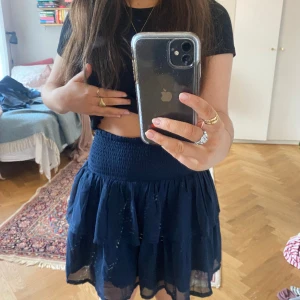 Kjol - Superfin mörkblå volangkjol beställd från Zalando. Den är i nyskick och storleken är 36 med stretch i midjan. Skriv om ni har frågor eller är intresserade!🥰
