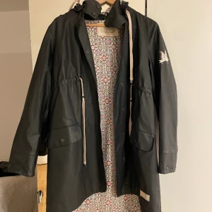 Odd Molly Regnkappa - Otroligt fin regnkappa från Odd Molly i storlek 1, som är som en S/M. Nästan helt oanvänd så den är i fint skick, inga slitage eller liknande.