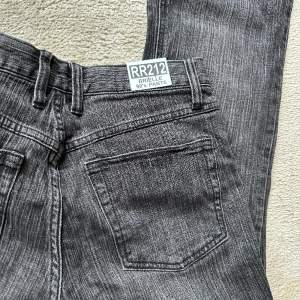 Säljer mina helt oanvända jeans med lapp kvar från Brandy Melville! De e gråa och väldigt stretchiga men är väldigt långa på mig som är 160. 