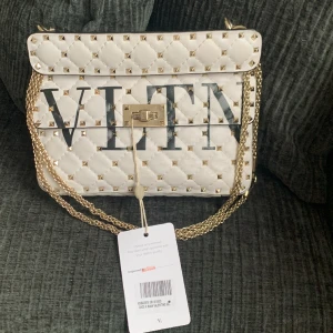 Valentino garavani väska - Köpt på Vestiaire collective och är äkthetskontrollerad med tag