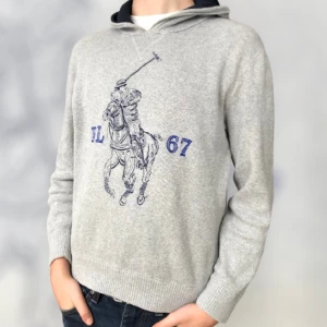 Stickad Ralph lauren hoodie - Ritkigt snygg stickad hoodie av Ralph lauren i fint skick🌟. Passar runt 165.  Modellen på bilden är 170💫  Skorv vid fler frågor eller funderingar📈