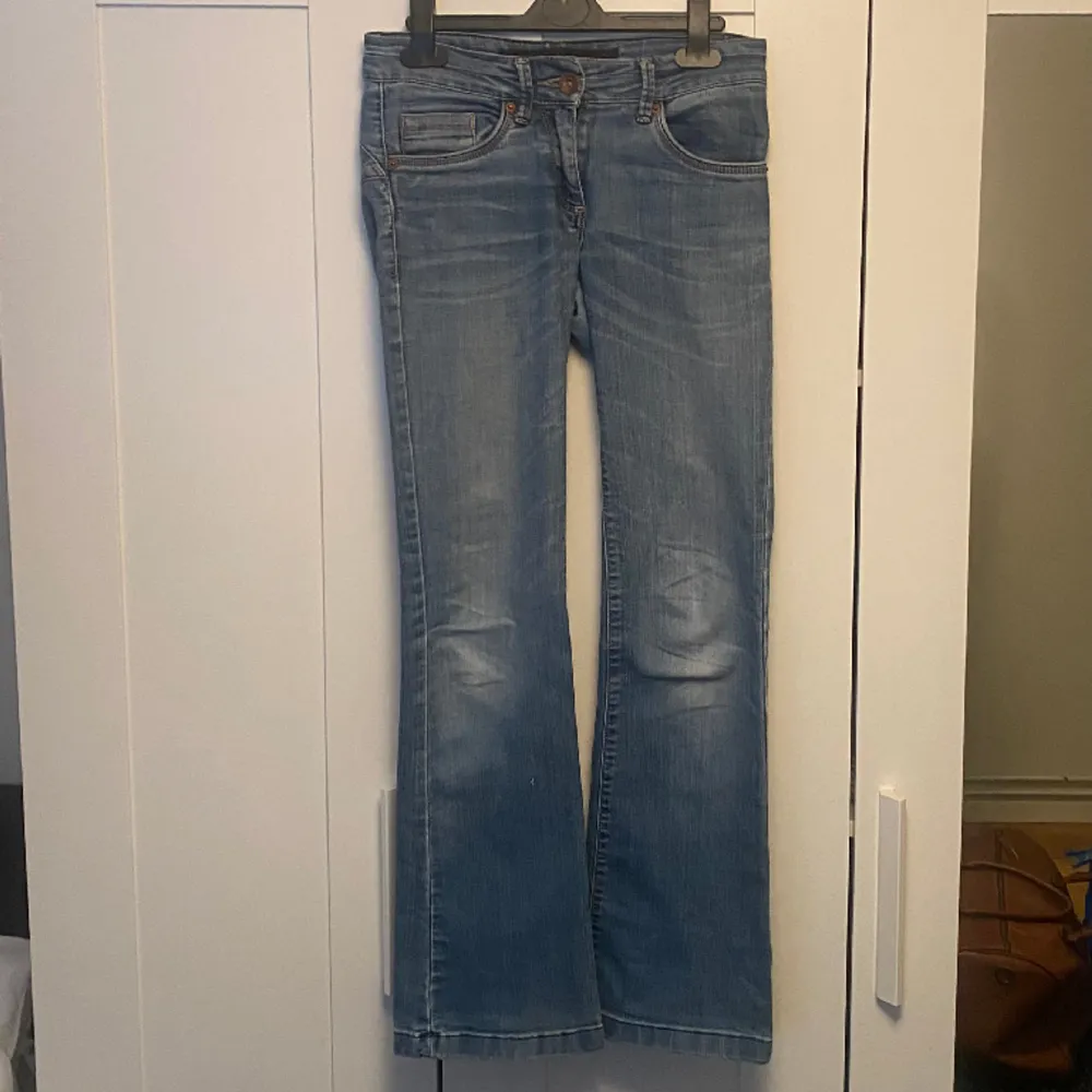 Superfina lågmidjade jeans som tyvär var för små för mig. Midjemått tvärs över 35cm innerbenslängd 73cm!!. Jeans & Byxor.