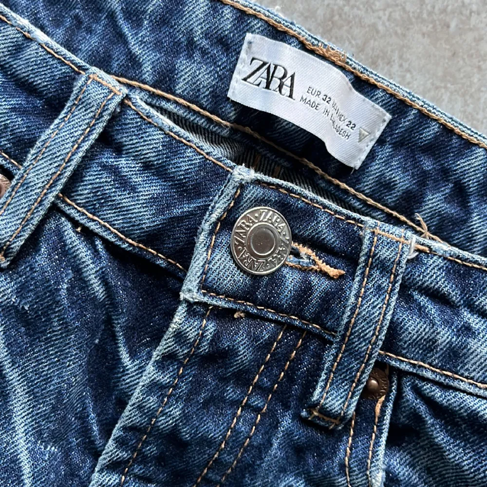 Snygga jeans från Zara i storlek 32. Jeansen är i rak modell. Bra skick med visst slitage vid bakre benslut, se bild.. Jeans & Byxor.