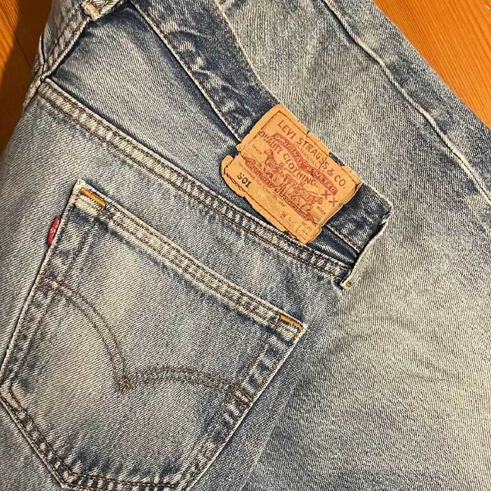 Blåa Levis jeans 501, slitna nere vid benet men fortfarande att använda . Jeans & Byxor.