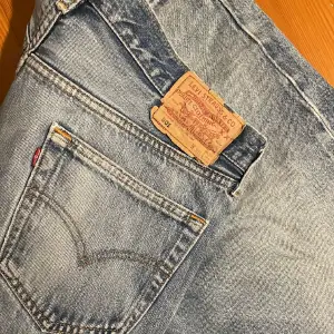 Blåa Levis jeans 501, slitna nere vid benet men fortfarande att använda 