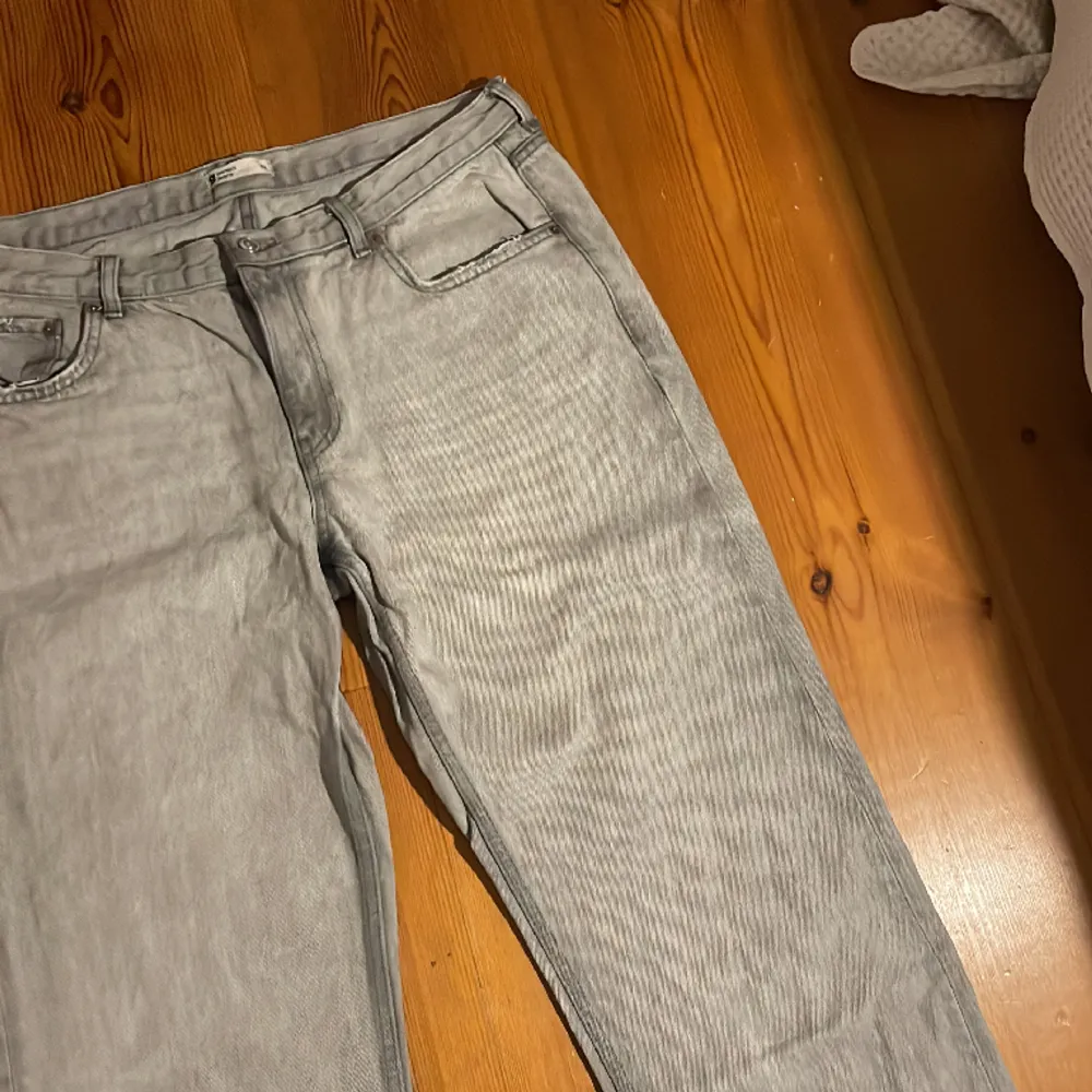 Gråa jeans från Gina, perfect jeans lågmidjade och straighta. Jeans & Byxor.