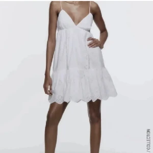 Zaraklänning - Vit klänning från zara. Perfekt till student och sommar. Storlek s🩷