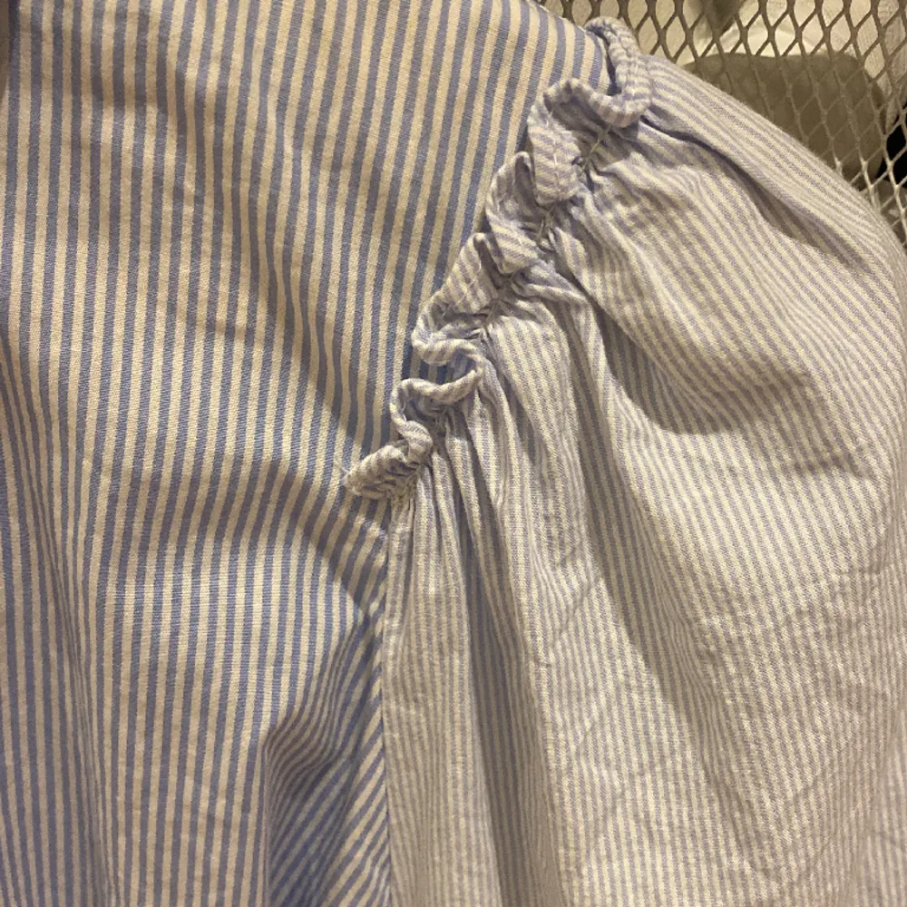En randig skjorta från Zara i vit och blå! Storlek L men det är liten i storleken så passar både Xs och S.. Skjortor.
