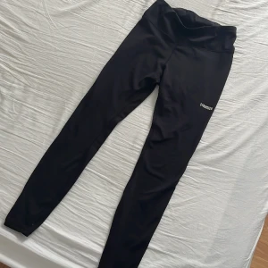 Stronger tights svarta - Bra skick. Hög midja. Storlek S/M. Squat proof (syns inte igenom). Sköna.