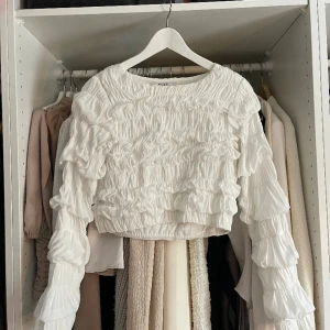 Vit topp - Vit topp från NA-KD. Passar till vardags med ett par jeans men även med en långkjol när man vill klä upp sig. 