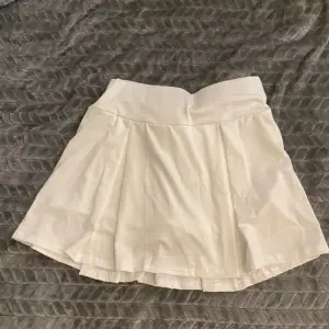 Super söt golf kjol med shorts undre som aldrig är använd