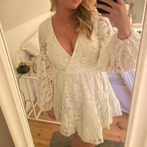 Studentklänning - Säljer denna så fina studentklänning! Den är helt oanvänd, i strl s, hör av dig vid frågor eller intresse!🫶🥰orginalpris är 1200kr från Selfie Leslie, lapparna kvar!