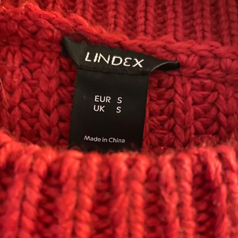 Säljer nu en superfin röd stickad tröja från Lindex! Den är i nyskick då den bara är testad! Hör av er vid frågor!. Stickat.