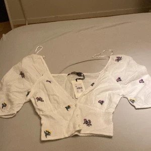 Topp - Super fin blommig topp pris lapp på, aldrig använt.