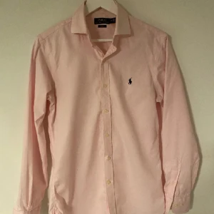  Grisch Ralph lauren skjorta - Säljer nu min rosa Ralph lauren skjorta, strl M, väldigt fet till grisch stilen, pris kan diskuteras