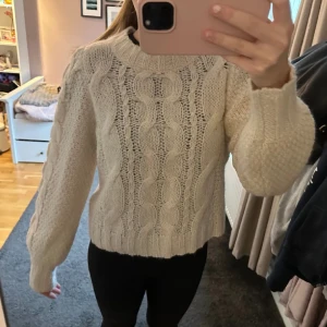 Stickad tröja vila  - Super söt stickad tröja från vila, knappt använd 💕