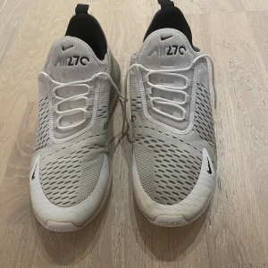 Airmax 270 storlek 44 - Ett par snygga airmax 270s i storlek 44. Är i okej skick.