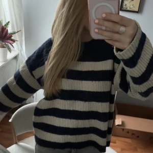 Stickad tröja  - Säljer denna stickade tröja från monki. Inte jätte använd och inga skador på tröjan, väldigt fint skick❣️Nypris är 400kr, kontakta privat för fler frågor och funderingar🥰 Ttyck gärna på köp nu för säkrare och enklare köp. Pris kan diskuteras.