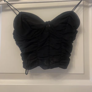 Topp Gina tricot - Topp från Gina tricot. Lika dan som den blå i tidigare annons. Aldrig använd då den tyvärr inte riktigt passade mig. Skriv vid fler bilder eller andra frågor! Pris kan diskuteras❤️