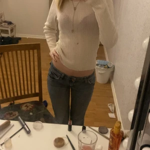 Lågmidjade flare jeans - Fina lågmidjade jeans som inte passar mig längre. Dom är flare/bootcut och har foto på det skriv om du vill se dem. La inte ut dom för det var inte så fin bakgrund 