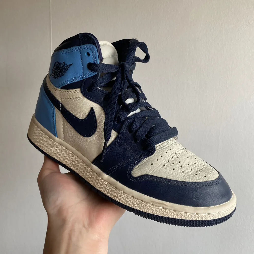 Köpte dessa för 4 års sedan, men knappt använda, köpte dem för runt 5000kr💙 Nike air jordan 1 retro high of university blue ”obsidian” . Skor.