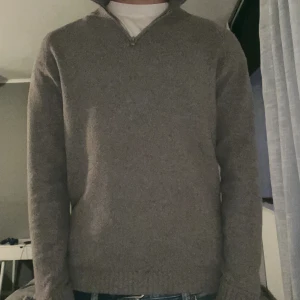Tröja - Riktigt skön half zip Inte nån zara half zip här inte Matchar bra till en overshirt över Passar till de flesta jeans Slim fit Orginalpris 1000kr Inte cahsmere Däremot riktigt bekväm och dyr kvalitet  